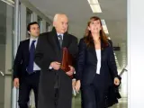 La líder del PPC, Alícia Sánchez-Camacho, con su abogado, saliendo del juzgado tras declarar por el almuerzo grabado por la agencia de detectives Método 3.