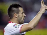 El delantero del Sevilla CF Álvaro Negredo celebra un gol.
