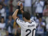 Gonzalo Higuaín se despide de la afición del Santiago Bernabéu.