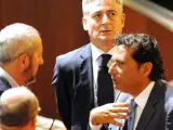 El capitán del crucero Costa Concordia, Francesco Schettino (d), conversa con su abogado Massimiliano Gabrielli (i), al comienzo de la primera audiencia del juicio .