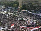 Vista general de la manifestación de los Hermanos Musulmanes en apoyo del depuesto presidente Mohamed Mursi en frente de la mezquita de Rabaa al-Adawiya en El Cairo.