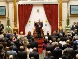 El rey Felipe toma juramento en la ceremonia de investidura en el Palacio de la Nación.