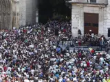 Miles de personas se han concentrado en la plaza de la Virgen en apoyo a las víctimas del metro de Valencia con motivo del séptimo aniversario de la tragedia.