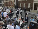 Agentes de policía vigilan la entrada del hospital St.Mary's donde la duquesa Catalinade Cambridge ha sido hospitalizada para dar a luz, en Londres (Reino Unido) hoy, lunes 22 de julio de 2013.