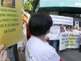 Imagen de una protesta de afectados por casos de bebés robados.