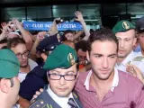 El delantero argentino Gonzalo Higuaín aterriza en el aeropuerto romano de Fiumicino, donde fue recibido por varias decenas de aficionados napolitanos.