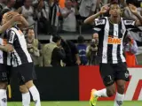 Ronaldinho, Diego Tardelli y Jo celebran un gol del Corinthians en la final de la Libertadores.