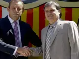 Tata Martino, nuevo técnico del Barcelona, posa con el presidente del club Sandro Rosell.
