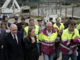 El ministro del Interior Jorge Fernández Díaz, y la ministra de Fomento, Ana Pastor, durante la visita que realizaron al lugar del accidente de tren de Santiago de Compostela.