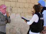 Foto facilitada por la misión de supervisión de la ONU en Siria (UNSMIS), que muestra a un grupo de Observadores de la ONU mientras conversan con un hombre enmascarado.