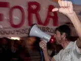 Manifestantes participan en una protesta en contra del Gobierno portugués.