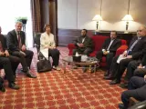 Fotografía facilitada por la Delegación de la Unión Europea (UE) en Egipto que muestra a la alta representante de la UE, Catherine Ashton (3ª izq), durante el encuentro mantenido con representantes de la Alianza Nacional para la Defensa de la Legitimidad en El Cairo (Egipto).