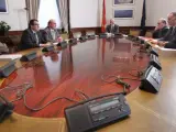 La reunión que analiza las enmiendas a la Ley de Transparencia, con las ausencias del PSOE, Izquierda Plural (IU, ICV-EUiA, CHA) y el grupo mixto.