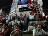 Musulmanes egipcios partidarios del depuesto presidente egipcio Mohamed Morsi descansan en El Cairo.