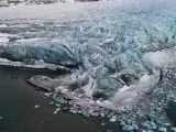 Vista general de un glaciar desde el helicóptero en el que viajaban la jefa de políticas exteriores de la Unión Europea, Catherine Ashton, y el ministro de Asuntos Exteriores de Noruega, Jonas Gahr Stoere, para realizar un estudio climatológico en Ny Aalesund, Svalbard, Noruega.