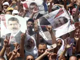 Seguidores de los Hermanos Musulmanes protestan a favor del depuesto presidente Mohamed Morsi cerca de la mezquita Rabaa al-Adawiya, en El Cairo, Egipto.