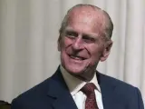 El príncipe Felipe, duque de Edimburgo, sonríe durante la entrega de varias medallas en la Royal Society de Edimburgo (Reino Unido).
