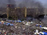 Vista aérea de numerosos manifestantes que permanecen en la plaza de Rabea al Adauiya, durante una operación llevada a cabo por la policía para desmantelar una de las dos acampadas de los simpatizantes del depuesto presidente Mohamed Morsi.