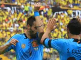 Álvaro Negredo y Santi Cazorla celebran un gol del primero ante Ecuador.