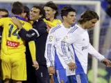 Los jugadores del Alcorcón celebran su victoria ante la decepción de los jugadores del Real Zaragoza al final del encuentro de Copa del Rey.