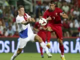 El jugador de la selección de Portugal Cristiano Ronaldo (d) disputa un balón con el jugador de Holanda Stefan de Vrij.
