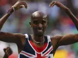El atleta británico de origen somalí Mo Farah celebra su victoria en la final de los 5.000 metros del Mundial de Atletismo de Moscú.