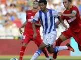 El mexicano de la Real Sociedad Carlos Vela dispara ante la oposición de dos jugadores del Getafe.