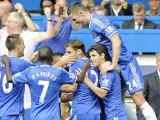 Jugadores del Chelsea celebran el segundo gol del equipo londinense ante el Hull City, bajo la atenta mirada de José Mourinho.