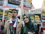 Partidarios de los Hermanos Musulmanes y del depuesto presidente egipcio Mohamed Mursi se manifiestan en contra del golpe de estado del país en las puertas de la embajada egipcia en Londres.