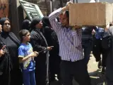 Partidarios de los Hermanos Musulmanes portaban un féretro de un fallecido este lunes en El Cairo, en un supuesto intento de fuga.