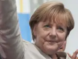 La canciller alemana, Angela Merkel, saluda a seguidores.