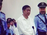 El artista y disidente chino Ai Weiwei, en un fotomontaje junto al exdirigente comunista Bo Xilai durante su juicio.