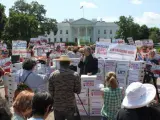 Activistas medioambientales se concentran ante la Casa Blanca para protestar contra el 'fracking'.