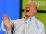 Steve Ballmer rie mientras hace una exposición durante el CES de Las Vegas.