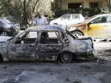 Un coche calcinado por un supuesto ataque químico de las fuerzas del régimen de Bachar al Asad en el barrio de Sharqi al-Tijarra, en Damasco.