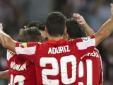 Los jugadores del Athletic celebran el primer gol ante Osasuna, durante el partido de la segunda jornada de la Liga.