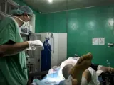 Un médico atiende a una víctima del conflicto de Siria en un hospital de Aleppo.