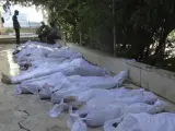 Fotografía que muestra los cuerpos sin vida de varios sirios tras un supuesto ataque con gases tóxicos perpetrado por las fuerzas de seguridad en Arbeen, a las afueras de Damasco (Siria).