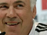 El entrenador del Real Madrid, Carlo Ancelotti, sonríe en rueda de prensa.