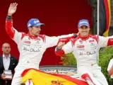 Dani Sordo (d) y Carlos del Barrio celebran su victoria en el Rally de Alemania.