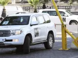 Varios vehículos de la ONU llegan a Damasco (Siria) tras ser disparados durante su investigación del supuesto ataque químico en la periferia de la ciudad.