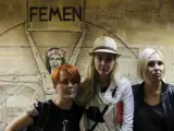 Dos activistas del grupo feminista ucraniano Femen llegan a su oficina tras un registro de la Policía en Kiev, Ucrania.