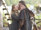 Travis Fimmel ( Ragnar Lothbrok) y Katheryn Winnick (Lagertha) en la serie 'Vikingos'.
