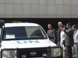 El jefe del equipo de inspectores de Naciones Unidas (ONU), Ake Sellstrom (2-i), y la alta representante de Naciones Unidas para Asuntos de Desarme, Angela Kane (3-i), se despiden del equipo de investigadores a su salida del hotel Four Seasons de Damasco (Siria).