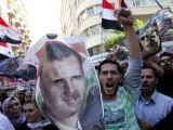 Centenares de sirios y libios participan en Beirut (Líbano) en una manifestación para apoyar el régimen del presidente sirio, Bachar al Assad.