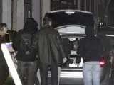 La Policía Nacional carga en sus coches documentación y ordenadores después del registro que ha realizado en la sede de Método 3, en la calle Concepción Bahamonde, en Madrid.