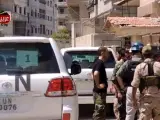 Un inspector de la Organización de las Naciones Unidas, tomando muestras durante su investigación en Zamalka, al este de Damasco.