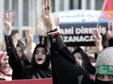 Numerosas manifestantes corean consignas durante una manifestación a favor del depuesto presidente egipcio Mohamed Morsi.