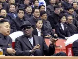 El líder norcoreano Kim Jong-Un junto a Dennis Rodman, durante un partido de baloncesto disputado entre los Halem Globetrotters y un combinado norcoreano.