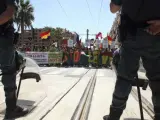 Los manifestantes han invadido las vías en la estación de Sant Vicent del Raspeig (Alicante), de donde debía partir el viaje inaugural con las autoridades.